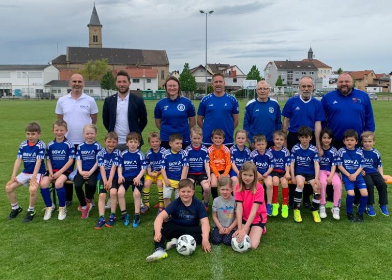 Neue Trikots für die Bambini des VfR
